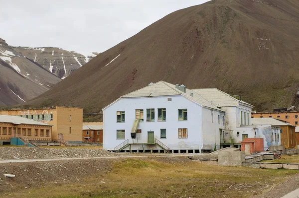 放棄されたロシアの北極解決 Pyramiden ノルウェーの Pyramiden ノルウェー 2011 捨てられた住宅 — ストック写真