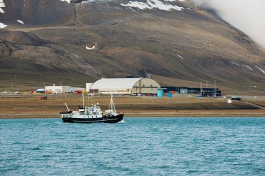Longyearbyen, Norveç - 03 Eylül 2011: Gemi yelken boyunca Longyearbyen kutup shore Longyearbyen, Norveç.