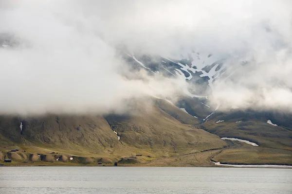 Schwere Wolken Über Der Arktischen Küste Des Polaren Archipels Spitzbergen — Stockfoto