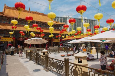 Hong Kong, Çin - 14 Eylül 2012: Sik Sik Yuen Wong Tai Sin temple Kowloon Hong Kong, Çin'de kimliği belirsiz kişi ziyaret.
