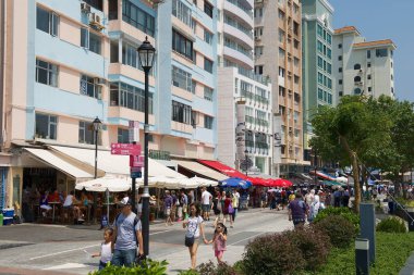 Hong Kong, Çin - 16 Eylül 2012: Tanımlanamayan turist Stanley Hong Kong, Çin kasabasında deniz yan sokakta yürümek. Stanley Hong Kong bir turistik yeridir.