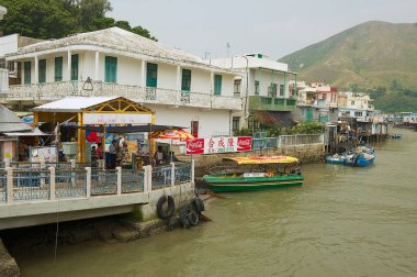 Hong Kong, Çin - 15 Eylül 2012: Tai O balıkçı köyü Tepedeki ev Hong Kong, Çin ile. Tai O Hong Kong ünlü bir turistik yer.