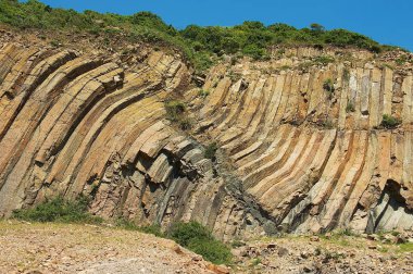 Hong Kong Global Geopark Hong Kong, Çin'de volkanik kökenli bükülmüş altıgen sütunlar.