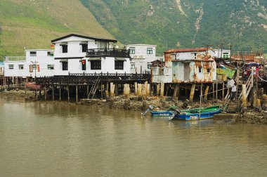 Hong Kong, Çin - 15 Eylül 2012: Tai O balıkçı köyü Tepedeki ev Hong Kong, Çin ile. Tai O Hong Kong ünlü bir turistik yer.