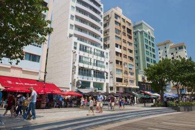 Hong Kong, Çin - 16 Eylül 2012: Tanımlanamayan turist Stanley Hong Kong, Çin kasabasında deniz yan sokakta yürümek. Stanley Hong Kong bir turistik yeridir.