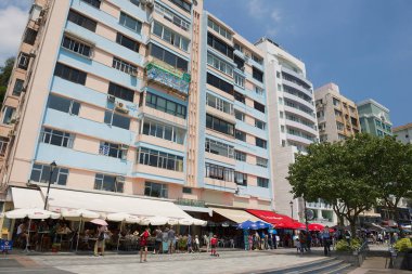 Hong Kong, Çin - 16 Eylül 2012: Tanımlanamayan turist Stanley Hong Kong, Çin kasabasında deniz yan sokakta yürümek. Stanley Hong Kong bir turistik yeridir.