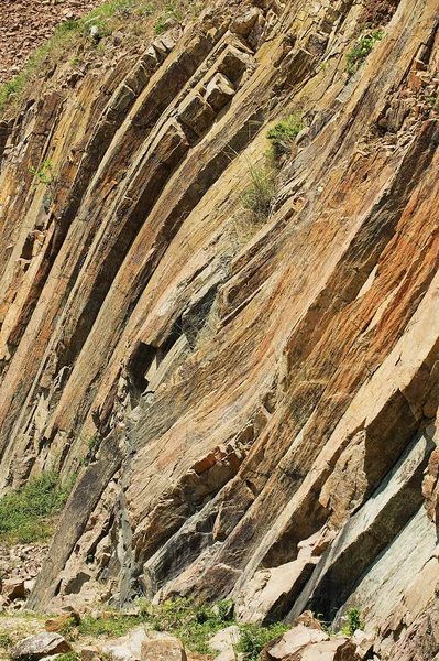 Hong Kong Global Geopark Hong Kong, Çin'de volkanik kökenli bükülmüş altıgen sütunlar.