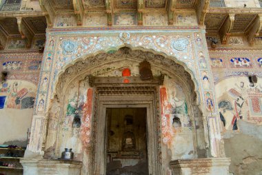 Mandawa, Hindistan - askeri yürüyüş 31, 2007: Cephe, Mandawa, Hindistan'da bina bir şekilde dekore edilmiş haveli.