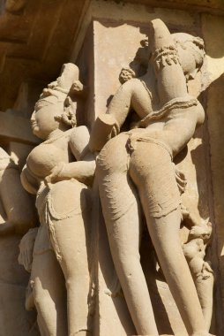 Khajuraho Madhya Pradesh, Hindistan Batı tapınakları Vishvanatha tapınağında erotik heykeller. UNESCO Dünya Mirası.