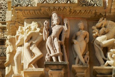 Erotik heykeller Khajuraho Madhya Pradesh, Hindistan Batı tapınakları, Vishvanatha Tapınağı. UNESCO Dünya Mirası.