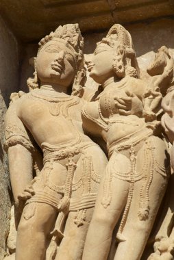Khajuraho Madhya Pradesh, Hindistan Batı tapınakları Vishvanatha tapınağında erotik heykeller. UNESCO Dünya Mirası.