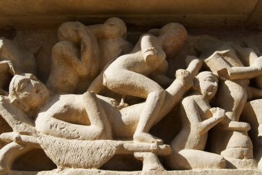 Khajuraho Madhya Pradesh, Hindistan Batı tapınakları Vishvanatha tapınağında erotik heykeller. UNESCO Dünya Mirası.