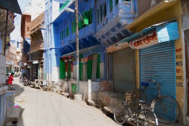 Jodhpur, Hindistan - 06 Nisan 2007: Görünümüne tarihi geleneksel mavi boyalı eski binalar binalar Jodhpur, Hindistan.