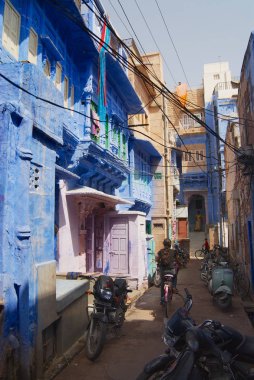 Jodhpur, Hindistan - 06 Nisan 2007: Tarihi geleneksel mavi boyalı eski binalar binalar Jodhpur, Hindistan.