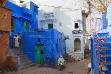 Jodhpur, Hindistan - 06 Nisan 2007: Tarihi geleneksel mavi boyalı eski binalar binalar Jodhpur, Hindistan.