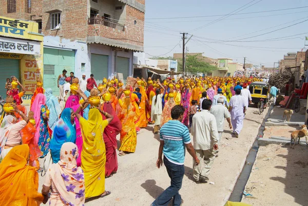 Bikaner India April 2007 Crowd Rajasthani Women Wearing Yellow Red — Stock Photo, Image