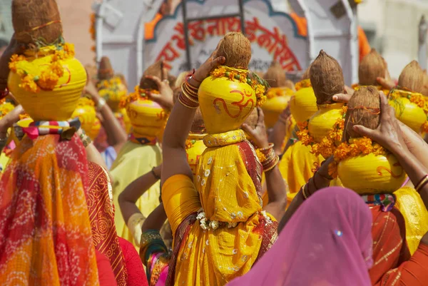 印度比卡内尔 2007年4月1日 一群身穿黄色和红色沙罐的拉贾斯坦尼妇女手持椰子和锅参加在印度比卡内尔举行的宗教游行 — 图库照片