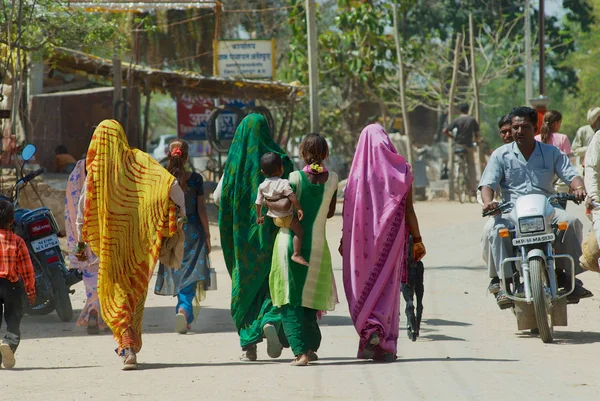 Orchha Índia Março 2007 Mulheres Indianas Não Identificadas Vestindo Sarees — Fotografia de Stock