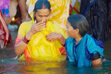 Varanasi, Hindistan - 25 Mart 2007: Tanımlanamayan hacılar yıkanmak kutsal Ganj Nehri içinde gündoğumu, Varanasi, Hindistan.