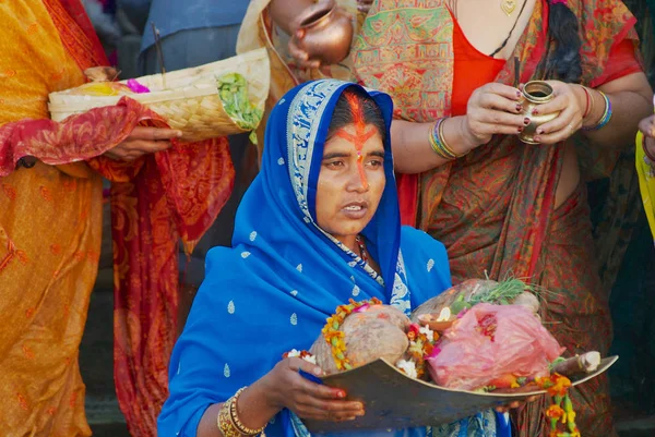 Varanasi Índia Março 2007 Mulheres Peregrinas Não Identificadas Rezam Margem — Fotografia de Stock