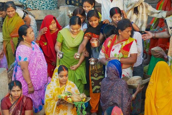 Varanasi Indie Března 2007 Neidentifikované Ženy Poutníci Modlit Břehu Řeky — Stock fotografie