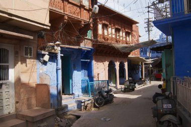 Jodhpur, Hindistan - 06 Nisan 2007: Görünümüne tarihi geleneksel mavi boyalı eski binalar binalar Jodhpur, Hindistan.