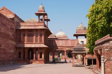 Fatehpur Sikri, Hindistan - Mart 29, 2007: Kırmızı kumtaşı binalar büyük Moğol İmparatoru ekber inşa Fatehpur Sikri kompleks Fatehpur Sikri, Hindistan 1570 yılında başladı.