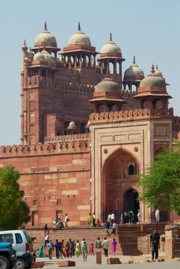 Fatehpur Sikri, Hindistan - Mart 29, 2007: İnsanlar Fatehpur Sikri Fatehpur Sikri, Hindistan karmaşık binaların kırmızı kumtaşı ziyaret edin. Büyük Moğol İmparatoru ekber inşa 1570 yılında başlayan. 
