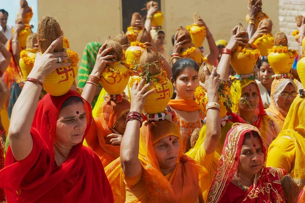 Bikaner Indien April 2007 Eine Menschenmenge Rajasthani Frauen Gelben Und — Stockfoto