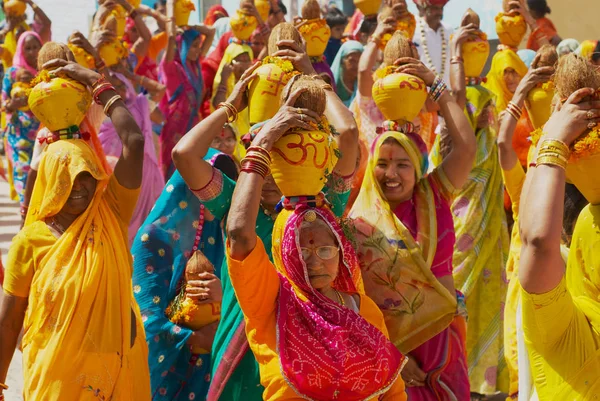 Bikaner Indien April 2007 Eine Menschenmenge Rajasthani Frauen Gelben Und — Stockfoto