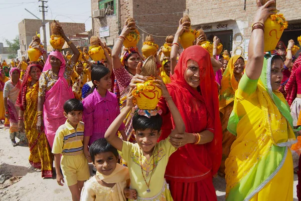 Bikaner India April 2007 Crowd Rajasthani Women Wearing Yellow Red — Stock Photo, Image