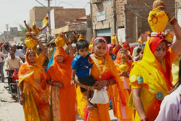 Bikaner Índia Abril 2007 Uma Multidão Mulheres Rajastanesas Vestindo Sarees — Fotografia de Stock