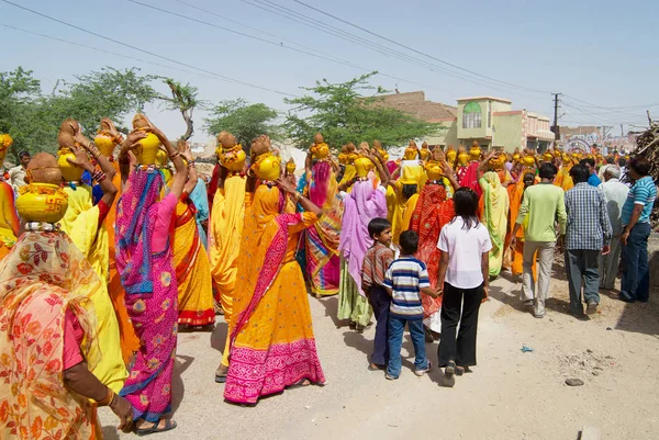 Bikaner India April 2007 Crowd Rajasthani Women Wearing Yellow Red — Stock Photo, Image