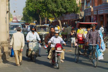 Jaipur, Hindistan - 30 Mart 2007: Kimliği belirsiz kişi binmek sokak tarafından sabah acele saat sırasında Jaipur, Hindistan.