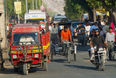 Jaipur, Hindistan - 30 Mart 2007: Kimliği belirsiz kişi binmek sokak tarafından sabah acele saat sırasında Jaipur, Hindistan.