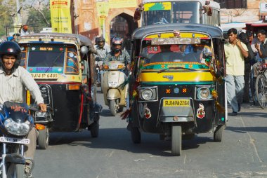 Jaipur, Hindistan - 30 Mart 2007: Tanımlanamayan insanlarla tuk tuks ve motosiklet sokak sabah acele saat Jaipur, Hindistan sırasında yolculuk.