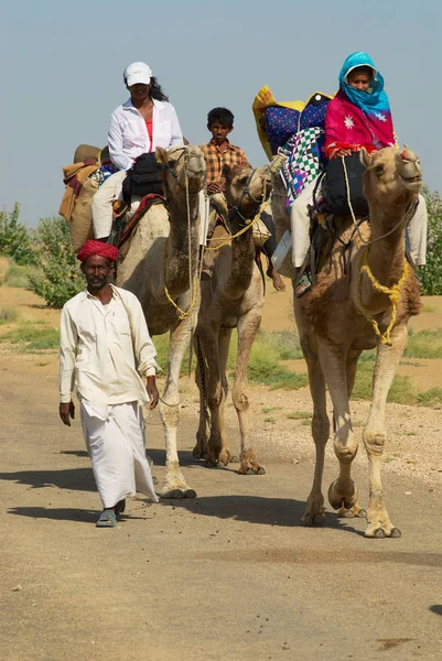 Jodhpur India Abril 2007 Los Turistas Identificados Disfrutan Montar Camello —  Fotos de Stock