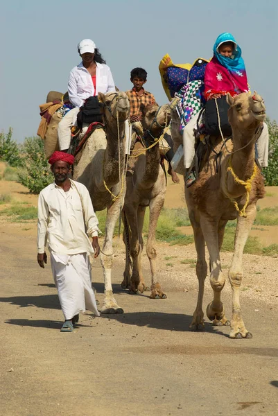 Jodhpur India Kwietnia 2007 Niezidentyfikowany Turyści Cieszyć Się Jazda Wielbłądzie — Zdjęcie stockowe