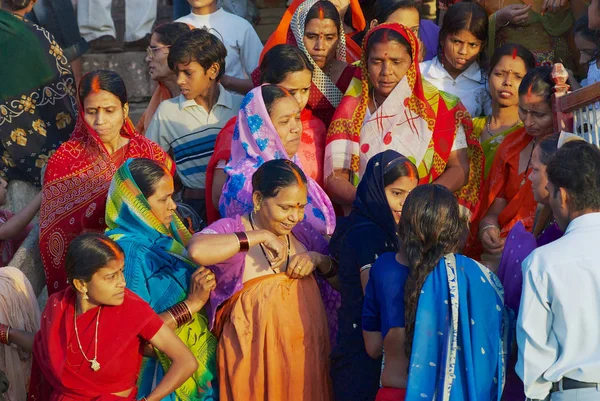 Varanasi Indie Března 2007 Neznámé Poutníky Koupat Řece Svaté Ganga — Stock fotografie