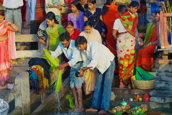 Varanasi India March 2007 Unidentified Pilgrims Wash Clothes Holy Ganges — Stock Photo, Image