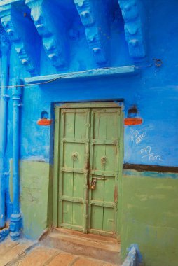 Jodhpur, Hindistan - 04 Nisan 2007: Jodhpur, Hindistan eski mavi boyalı evde geleneksel ahşap kapıda. 