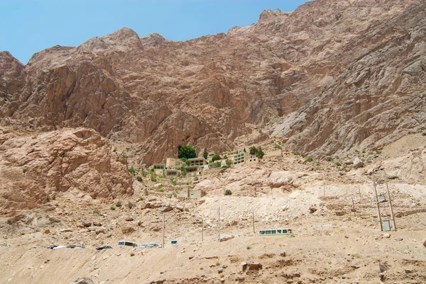 Tschak tschak Bergdorf in der Nähe von yazd, iran. Ein heiliger Ort für die Zoroastrier des Landes. — Stockfoto