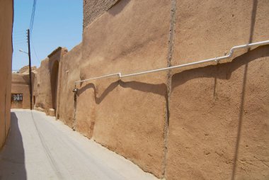 Yazd, Iran - Haziran 17, 2007: Duvarlar Yezd, Iran tarihi kısmında dar sokak kil ile kaplı.