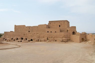 Meybod, Iran - Haziran 18, 2007: Kerpiç fort Meybod, Iran kasabasında Narin kale.