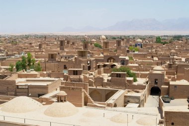 Yezd, Iran - Haziran 17, 2007: Yazd, İran'ın (alıcı kuleler Rüzgar) badgirs ile eski tuğla binaların çatıları görünümüne.