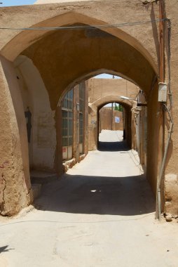 Yazd, Iran - Haziran 17, 2007: Duvarlar Yezd, Iran tarihi kısmında dar sokak kil ile kaplı.