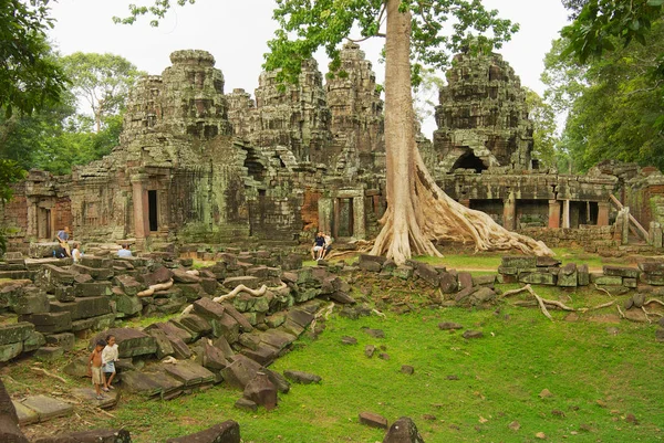 La gente visita las ruinas del templo Banteay Kdei en Siem Reap, Camboya . — Foto de Stock