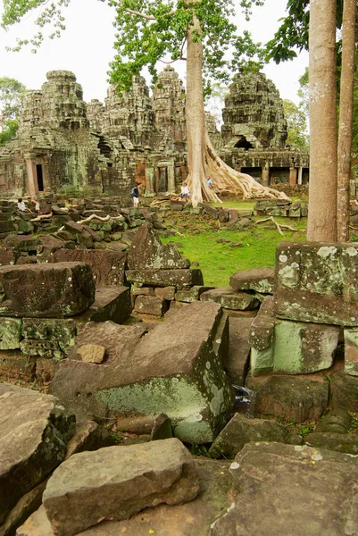 La gente visita las ruinas del templo Banteay Kdei en Siem Reap, Camboya . — Foto de Stock