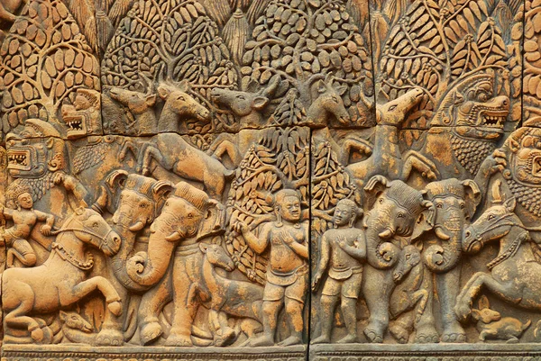 Bas-relief na parede da antiga ruína do Templo Banteay Srei em Siem Reap, Camboja . — Fotografia de Stock