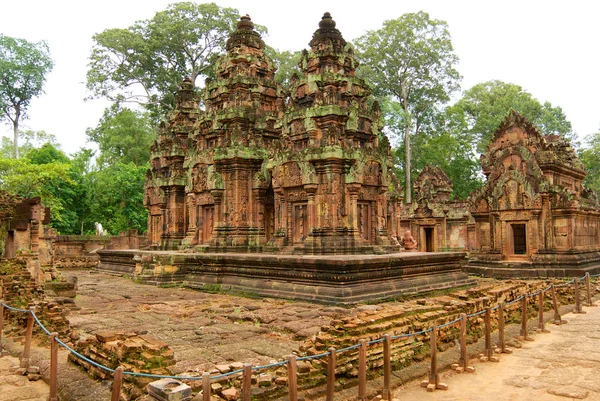 Ruinas del templo de Banteay Srei en Siem Reap, Camboya . — Foto de Stock